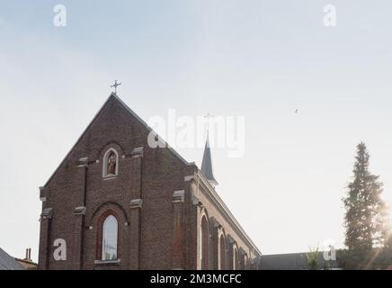 Hasselt, Limburg-Belgien. 20-10-2021. Bruchteil eines kleinen Kirchengebäudes im Stadtzentrum. Stockfoto