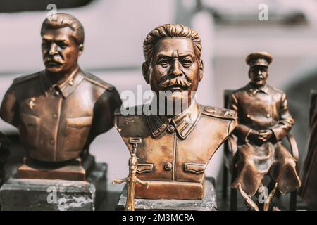 Sowjetischer Führer Josef Stalin. Konzept Der Nostalgie Für Die Sowjetunion. Bronze-Miniaturfiguren Von Joseph Stalin Stockfoto