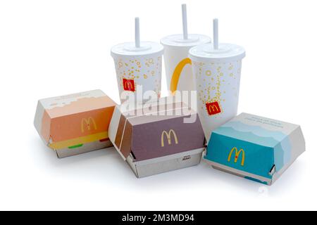 Calgary, Alberta, Kanada. 14. Dezember 2022. Mehrere McDonald's-Gerichte wie Ein McCrispy, Double Bigmac und Filet-O-Fish mit alkoholfreien Getränken. Stockfoto