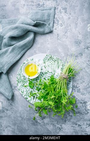 Winterportulak, indischer Salat, mit Olivenöl und Salz. Claytonia perfoliata Stockfoto