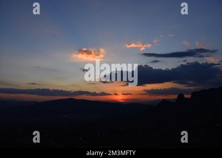 Nicht exklusiv: Die Sonne geht während des Sonnenuntergangs im Winter hinter den Bergen unter, um die Landschaft in der bergigen Gegend von Tepoztlan zu genießen. - Nein Stockfoto