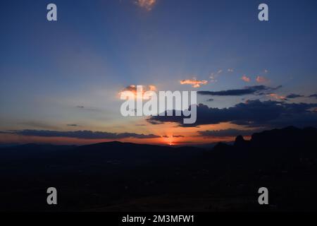 Nicht exklusiv: Die Sonne geht während des Sonnenuntergangs im Winter hinter den Bergen unter, um die Landschaft in der bergigen Gegend von Tepoztlan zu genießen. - Nein Stockfoto