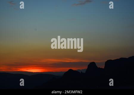 Nicht exklusiv: Die Sonne geht während des Sonnenuntergangs im Winter hinter den Bergen unter, um die Landschaft in der bergigen Gegend von Tepoztlan zu genießen. - Nein Stockfoto