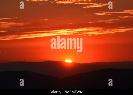 Nicht exklusiv: Die Sonne geht während des Sonnenuntergangs im Winter hinter den Bergen unter, um die Landschaft in der bergigen Gegend von Tepoztlan zu genießen. - Nein Stockfoto