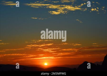 Nicht exklusiv: Die Sonne geht während des Sonnenuntergangs im Winter hinter den Bergen unter, um die Landschaft in der bergigen Gegend von Tepoztlan zu genießen. - Nein Stockfoto