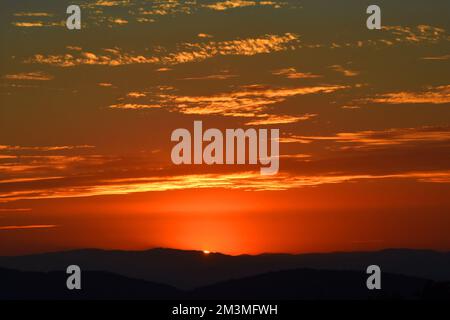 Nicht exklusiv: Die Sonne geht während des Sonnenuntergangs im Winter hinter den Bergen unter, um die Landschaft in der bergigen Gegend von Tepoztlan zu genießen. - Nein Stockfoto