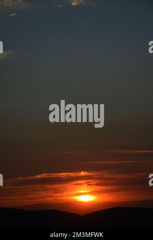 Nicht exklusiv: Die Sonne geht während des Sonnenuntergangs im Winter hinter den Bergen unter, um die Landschaft in der bergigen Gegend von Tepoztlan zu genießen. - Nein Stockfoto