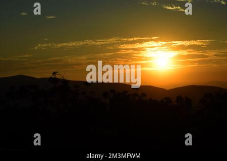 Nicht exklusiv: Die Sonne geht während des Sonnenuntergangs im Winter hinter den Bergen unter, um die Landschaft in der bergigen Gegend von Tepoztlan zu genießen. - Nein Stockfoto