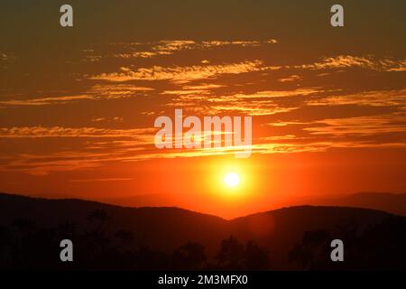 Nicht exklusiv: Die Sonne geht während des Sonnenuntergangs im Winter hinter den Bergen unter, um die Landschaft in der bergigen Gegend von Tepoztlan zu genießen. - Nein Stockfoto