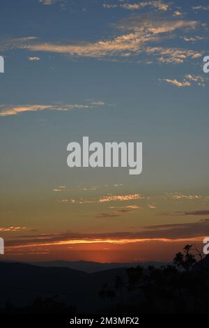 Nicht exklusiv: Die Sonne geht während des Sonnenuntergangs im Winter hinter den Bergen unter, um die Landschaft in der bergigen Gegend von Tepoztlan zu genießen. - Nein Stockfoto