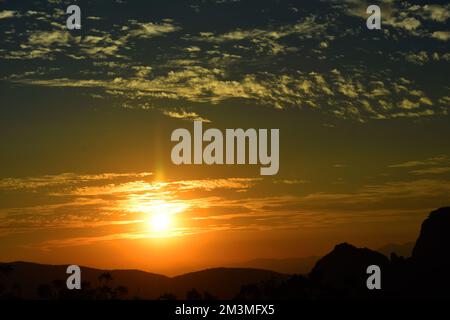 Nicht exklusiv: Die Sonne geht während des Sonnenuntergangs im Winter hinter den Bergen unter, um die Landschaft in der bergigen Gegend von Tepoztlan zu genießen. - Nein Stockfoto