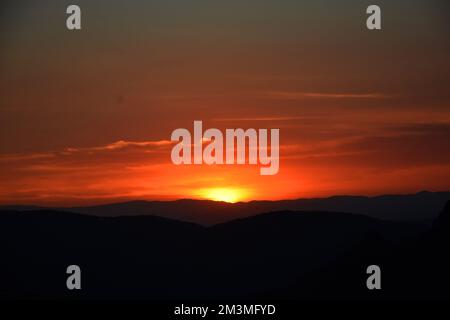 Nicht exklusiv: Die Sonne geht während des Sonnenuntergangs im Winter hinter den Bergen unter, um die Landschaft in der bergigen Gegend von Tepoztlan zu genießen. - Nein Stockfoto