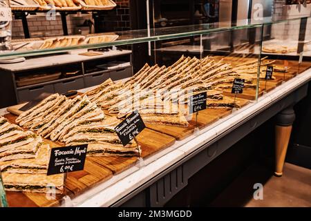 Italienische geschlossene Focaccia Pizza auf der Theke der Bäckerei Stockfoto