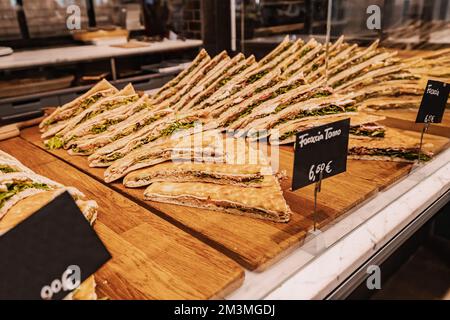 Italienische geschlossene Focaccia Pizza auf der Theke der Bäckerei Stockfoto