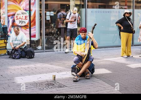30. Juli 2022, Köln, Deutschland: Ein Flüchtling aus dem Krieg in der Ukraine, ein Musiker spielt Bandura nationales Musikinstrument auf der Straße der Stadt, wra Stockfoto