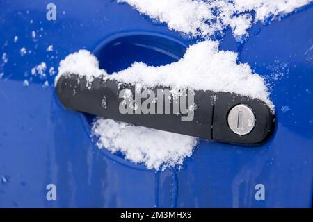 Blauer Autogriff im Schnee aus der Nähe Stockfoto