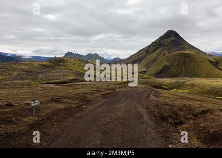 Landschaft in Island. Grüne mossige Berge und Lavafelder im Landmannalaugar-Nationalpark in Island. Weg und Zeichen nach Thorsmork. Stockfoto