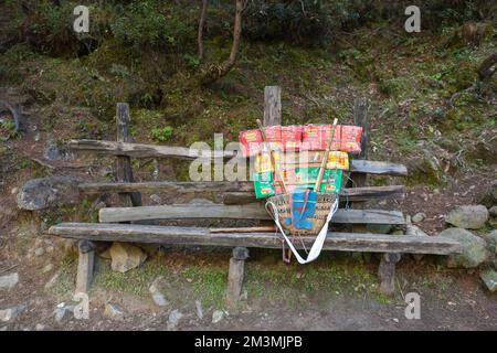 EVEREST-BASISLAGER WANDERUNG/NEPAL - 19. OKTOBER 2015: Schwere sherpa-Portier-Ladung auf dem Weg zum Everest-Basislager im Sagarmatha-Nationalpark, Himalaya nepal Stockfoto