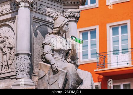 Statue in der Kölner Altstadt, die Bier trinkt. Deutsches Oktoberfest und Witz- und Alkoholmissbrauchskonzept Stockfoto