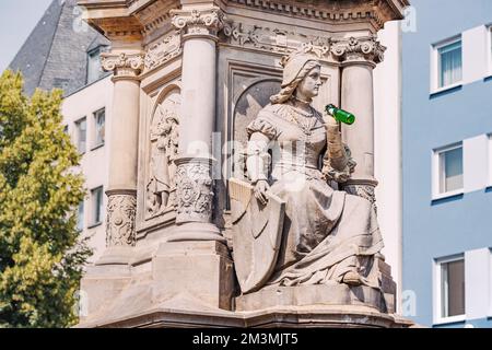 Statue in der Kölner Altstadt, die Bier trinkt. Deutsches Oktoberfest und Witz- und Alkoholmissbrauchskonzept Stockfoto