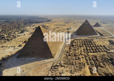 Ägypten. Kairo. Gizeh (oder Gizeh). Luftaufnahme vom Norden des Standorts. Im rechten Vordergrund die westlichen Mastabas der Nekropole. Im Backgro Stockfoto