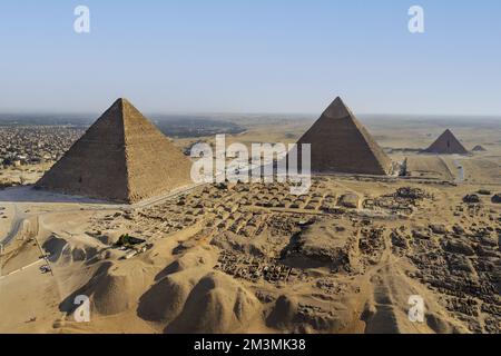 Ägypten. Kairo. Gizeh (oder Gizeh) aus der Vogelperspektive vom Norden des Standorts Gizeh. Im Vordergrund die westlichen Mastabas der Nekropole. Im Hintergrund Stockfoto