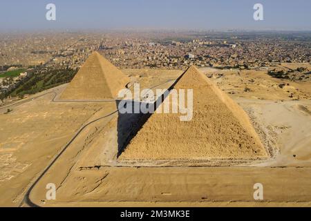 Ägypten. Kairo. Gizeh (oder Gizeh) aus der Vogelperspektive auf die Pyramide von Khephren (IV. Dynastie). Im Hintergrund links die Pyramide von Kheops (IV. Dynast Stockfoto