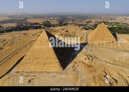 Ägypten. Kairo. Gizeh (oder Gizeh) aus der Vogelperspektive. Im Vordergrund die Pyramide von Chephren. Im Hintergrund links die westlichen Mastabas Stockfoto