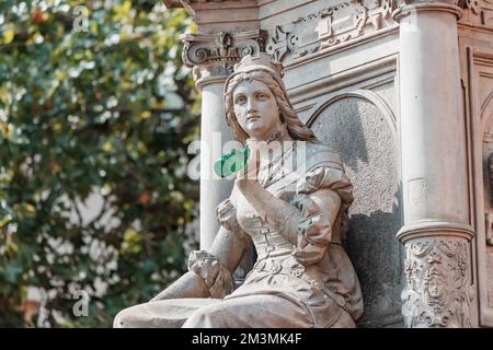 Statue in der Kölner Altstadt, die Bier trinkt. Deutsches Oktoberfest und Witz- und Alkoholmissbrauchskonzept Stockfoto
