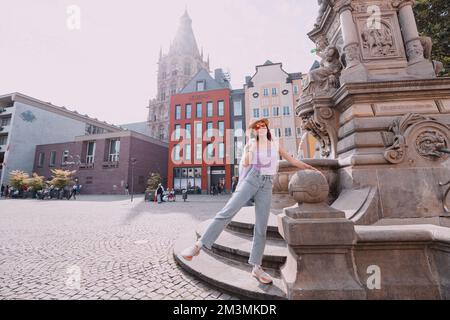 29. Juli 2022, Köln, Deutschland: Panoramablick auf alten Marktplatz mit historischer Statue in Köln. Stadtleben und Stadtentwicklung Stockfoto