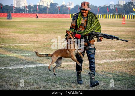 Kalkutta, Indien. 15.. Dezember 2022. Ein Militärhund führt während einer Armeedemonstration für den bevorstehenden Vijay Diwas (Siegesfeiertag) einen Stunt auf. Vijay Diwas' wird jedes Jahr am 16. Dezember gefeiert, um den Sieg der indischen Streitkräfte über Pakistan im Bangladesch-Befreiungskrieg von 1971 zu ehren. Das Eastern Command der indischen Armee feiert den Vijay Diwas ( Victory Day), der am 16. Dezember stattfindet, um dem Indian Armed Forces Victory im Bangladesch Liberation war (Befreiungskrieg der indischen Streitkräfte) sowie der Bangladesch Army gegen Pakistan im Jahr 1971 zu gedenken. Kredit: SOPA Images Limited/Alamy Live News Stockfoto