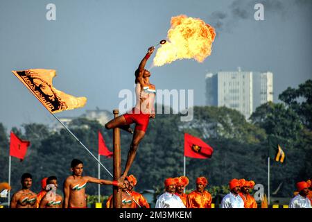 Kalkutta, Indien. 15.. Dezember 2022. Während der bevorstehenden „Vijay Diwas“-Feiern im Royal Calcutta Turf Club (RCTC) führen Beamte der indischen Armee Stunts mit Fire durch. Vijay Diwas' wird jedes Jahr am 16. Dezember gefeiert, um den Sieg der indischen Streitkräfte über Pakistan im Bangladesch-Befreiungskrieg von 1971 zu ehren. Das Eastern Command der indischen Armee feiert den Vijay Diwas ( Victory Day), der am 16. Dezember stattfindet, um dem Indian Armed Forces Victory im Bangladesch Liberation war (Befreiungskrieg der indischen Streitkräfte) sowie der Bangladesch Army gegen Pakistan im Jahr 1971 zu gedenken. Kredit: SOPA Images Limited/Alamy Live News Stockfoto