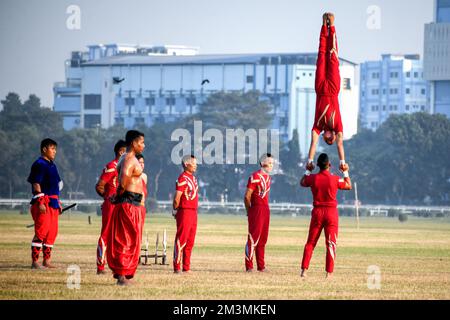 Kalkutta, Indien. 15.. Dezember 2022. Im Royal Calcutta Turf Club (RCTC) treten Beamte der indischen Armee während der bevorstehenden „Vijay Diwas“-Feiern auf. Vijay Diwas' wird jedes Jahr am 16. Dezember gefeiert, um den Sieg der indischen Streitkräfte über Pakistan im Bangladesch-Befreiungskrieg von 1971 zu ehren. Das Eastern Command der indischen Armee feiert den Vijay Diwas ( Victory Day), der am 16. Dezember stattfindet, um dem Indian Armed Forces Victory im Bangladesch Liberation war (Befreiungskrieg der indischen Streitkräfte) sowie der Bangladesch Army gegen Pakistan im Jahr 1971 zu gedenken. Kredit: SOPA Images Limited/Alamy Live News Stockfoto