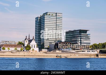 29. Juli 2022, Köln, Deutschland: LANXESS-Hauptsitz in Köln mit Rhein Stockfoto