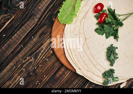 Armenisches dünnes Pita-Brot auf einem Holzbrett. Stockfoto