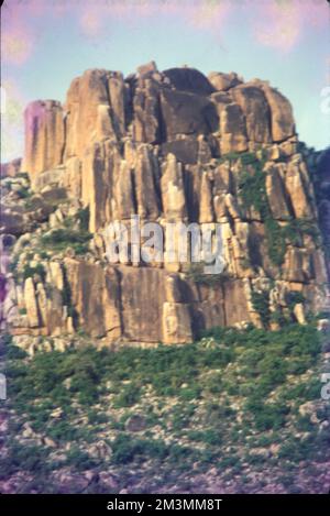 Gelegen in den Tirumala Hügeln, nahe zum Chakra Teertham Wasserkörper im Tirupati Viertel ist Silathoranam oder der Natural Arch. Als einer der wenigen ECHTEN Felsgärten im Land bietet er feine Steinexemplare aus archäischem Granit und der proterozoischen NAgri-Quartzitzeit. Ein gemeldetes National Geo-Heritage Monument, ist ein charakteristisches geologisches Merkmal 1 km (0,6 Meilen) nördlich der Tirumala Hügel Stockfoto