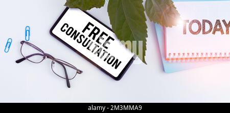 Schild mit der Aufschrift „Free Consultation“. Konzeptfoto mit ärztlicher und juristischer Diskussion ohne Bezahlung Stockfoto