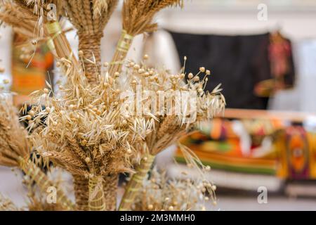 Didukh als traditionelles ukrainisches Weihnachtssymbol auf dem Souvenirmarkt - Weizenschaf, die zur Weihnachtsfeier in der Ukraine verwendet wird. Alte Traditionen c Stockfoto