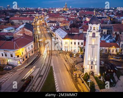 Blick auf die Lichter und Dekorationen von Timisoara auf dem Sinaia plaza und dem orthodoxen Kirchturm Iosefin. Foto aufgenommen am 12.. Dezember 2022 in Timis Stockfoto