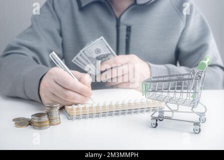 Wohnkosten Gesamt. Lebenshaltungskosten. Leerer Warenkorb. Kosten Senken Und Anforderungen Optimieren. Familienbudget, Planung. Inflation, Energiekrise Stockfoto