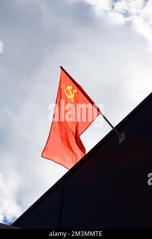 Flagge der UdSSR auf dem Dach des Gebäudes aus nächster Nähe Stockfoto