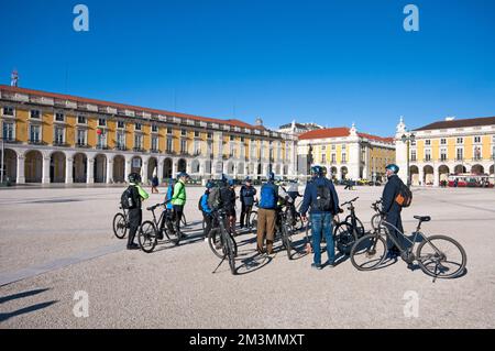 Gruppe von Radfahrern in Praca do Comercio, Lissabon, Portugal Stockfoto
