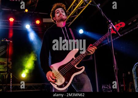 Mailand, Italien. 15.. Dezember 2022. Dylan Brenner von der Musical-Band der Dead Poet Society tritt live im Circolo Magnolia in Mailand auf. (Foto: Mairo Cinquetti/SOPA Images/Sipa USA) Guthaben: SIPA USA/Alamy Live News Stockfoto