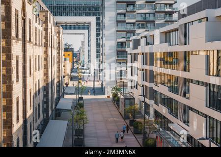 29. Juli 2022, Köln, Deutschland: Modernes Hipsterviertel mit Kranwohnungen Stockfoto