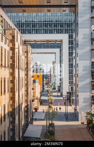 29. Juli 2022, Köln, Deutschland: Modernes Hipsterviertel mit Kranwohnungen Stockfoto