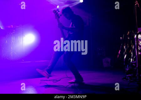 Mailand, Italien. 15.. Dezember 2022. Dylan Brenner von der Musical-Band der Dead Poet Society tritt live im Circolo Magnolia in Mailand auf. (Foto: Mairo Cinquetti/SOPA Images/Sipa USA) Guthaben: SIPA USA/Alamy Live News Stockfoto