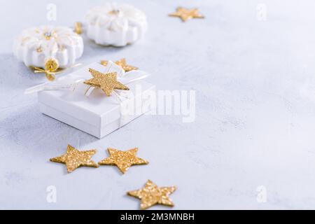 Weihnachtsgeschenk mit weißen Ornamenten. Frohe Weihnachten und frohe Feiertage Grußkarte Stockfoto