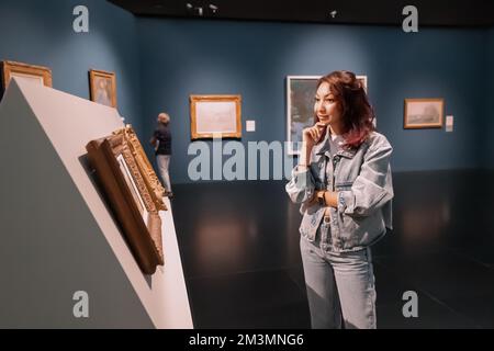 31. Juli 2022, Köln, Deutschland: Besucherin eines klassischen Meisterwerks auf der Kunstausstellung im Wallraf Richartz Museum Stockfoto