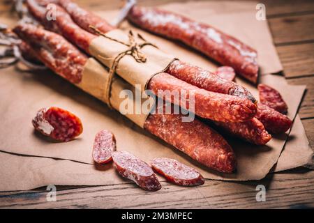 Spanische Salami Fuet: Trocken gepökelte und natürlich fermentierte Würste Stockfoto