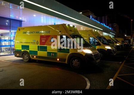 Schlange von Krankenwagen vor dem aintree Universitätskrankenhaus Fazakerley an einer geschäftigen dezember Winternacht liverpool england Stockfoto